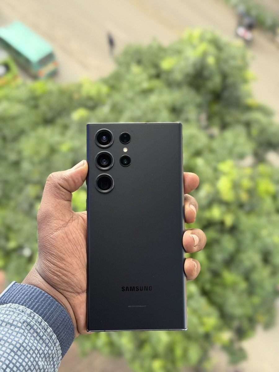 computermart_ke's tweet image. Up for grabs! 
Meet the #GalaxyS23Ultra 256GB Black: 200 MP ISOCELL HP2 camera, 120 Hz QHD+ AMOLED  with 1750 nits &amp;amp; anodized Armor Aluminum frame dyed with 10 % natural colors 🌿. Plus S Pen with 2.8 ms latency, 5000 mAh &amp;amp; Snapdragon 8 Gen2 for Galaxy ⚡️ Ready to #UltraCharge