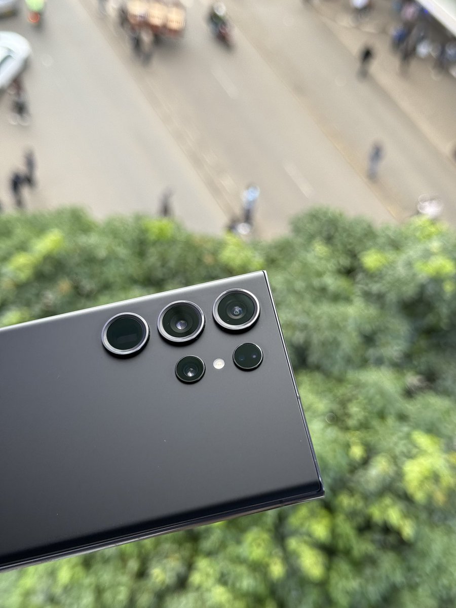 computermart_ke's tweet image. Up for grabs! 
Meet the #GalaxyS23Ultra 256GB Black: 200 MP ISOCELL HP2 camera, 120 Hz QHD+ AMOLED  with 1750 nits &amp;amp; anodized Armor Aluminum frame dyed with 10 % natural colors 🌿. Plus S Pen with 2.8 ms latency, 5000 mAh &amp;amp; Snapdragon 8 Gen2 for Galaxy ⚡️ Ready to #UltraCharge