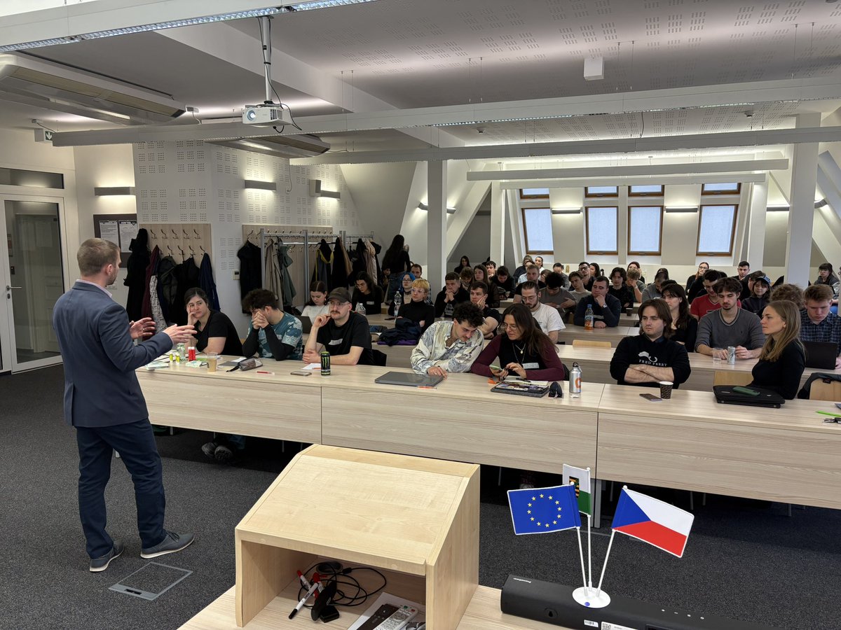 Dnes pokračuje náš 🇨🇿🇩🇪❤️ workshop o demokracii a radikalismu na <a href="/PolSci_FF_UJEP/">Katedra politologie FF UJEP</a> 
Právě nám prezentuje zástupce policie různé strategie deradikalizace a zkušenosti ze zemí EU.
<a href="/tudresden_de/">TU Dresden</a> <a href="/azpirna/">Aktion Zivilcourage e.V.</a> <a href="/EErzgebirge/">Euroregion Erzgebirge e.V.</a> 
#deradikalization #re_demo