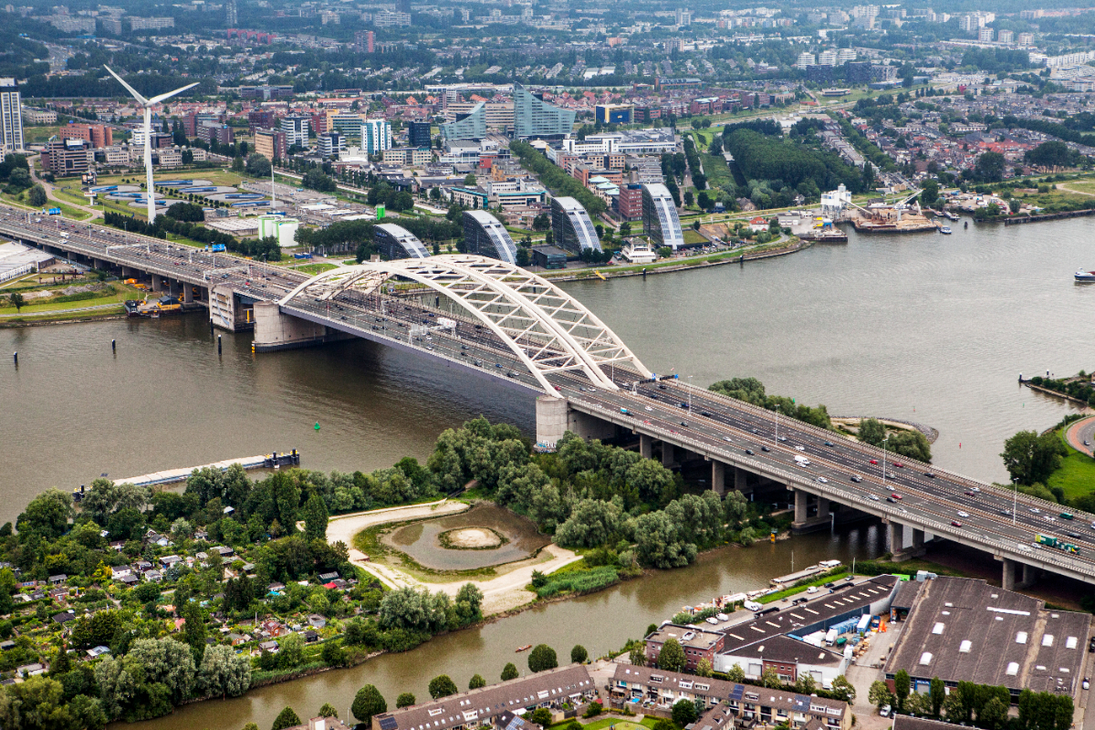 Onder de bekendste brug van onze provincie ligt een bijzonder natuurgebied: het Eiland van Brienenoord. Je vindt hier ruige bosschages, een natuurspeeltuin én een getijdenpark. Bezoeken? Check ons magazine: bit.ly/3FLixh2. Word abonnee: bit.ly/3R1HGoe <a href="/rotterdam/">Gemeente Rotterdam</a>