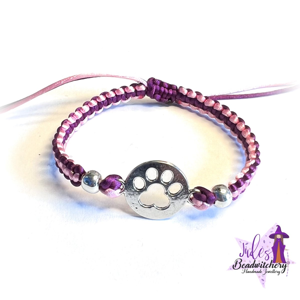 There’s only 3 of these lovely Pawprint Macrame bracelets left in stock, with rainbow 🌈 two tone purple &amp; lilac 💜 and two tone pink &amp; fuchsia 🩷

Can’t see your colour? Just message me for a personalised order 🥰

🛍️ etsy.com/uk/listing/169…