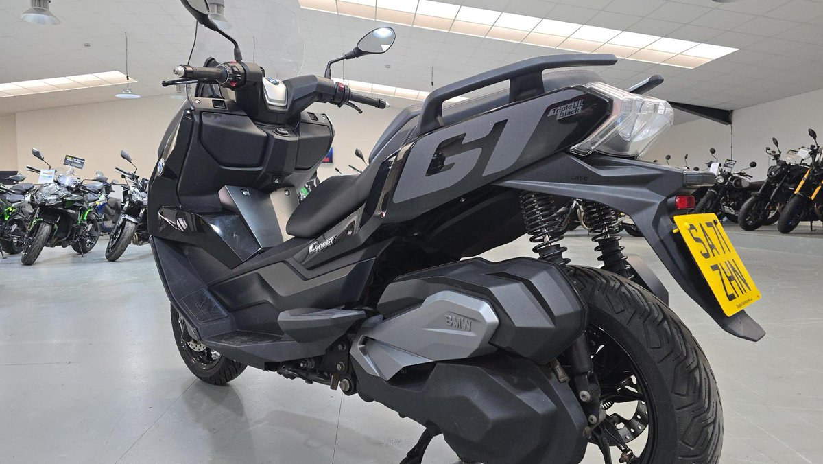 SuperbikeFactor's tweet photo. Scooter of the Week at SBF West Yorkshire: BMW C400GT in Triple Black, heated seat/grips, TFT dash, 1 owner, 7,965 miles, full service history. Premium spec, ready to ride! 🛵

BMW C400GT: https://t.co/FuyTBvFbOi

 #SuperBikeFactory #BMWScooter https://t.co/arl4DleftQ