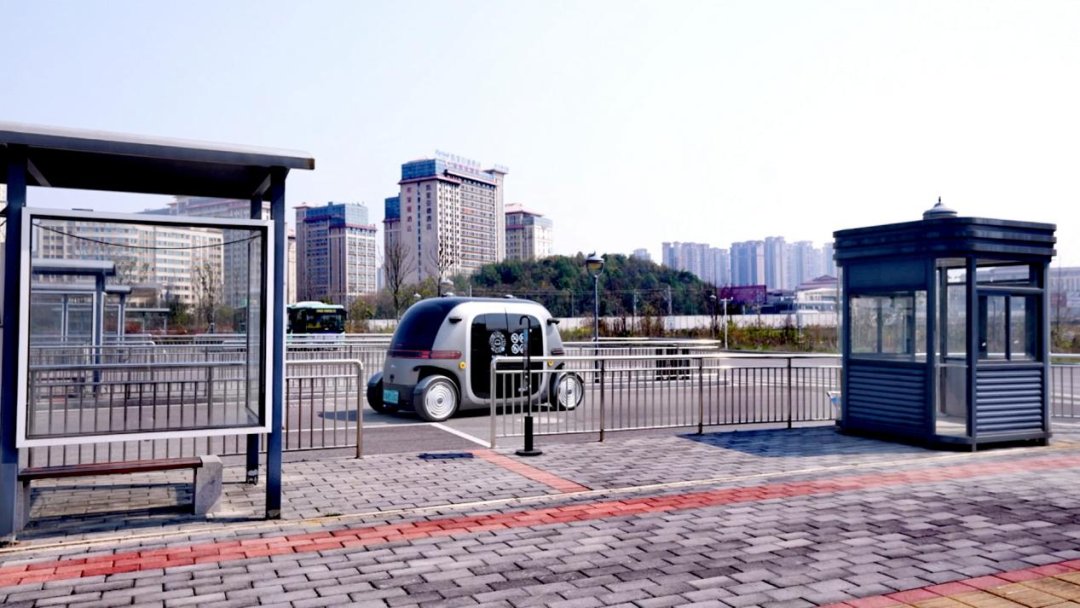 BusChina41900's tweet image. On May 4th, Guiyang&apos;s first driverless bus route will be launched, offering a free trial experience during the first month!#DriverlessBus #SelfDriving