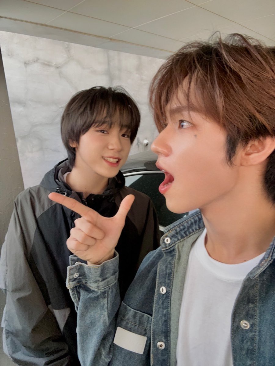 AHOF_official's tweet photo. 사랑하는 JL형과 웅기 형! 생일 축하해요🥳
생일날에도 아침에 일어나자마자 제일 먼저 축하한다고 전했지만 제가 일찍 잠들어버려서 여기선 축하를 못 했네요 ㅜㅜ
형들 다시 한 번 생일 축하 드려요🎊🎉

#AHOF #아홉 
#DAISUKE #다이스케 https://t.co/fUUOLqlBDt