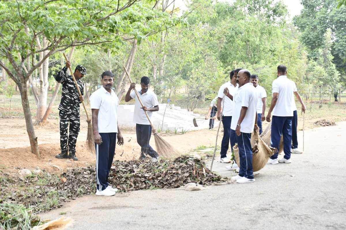 247Bncrpf's tweet photo. Sharamdaan was conducted by 247 BN along with all offices located at GC Bangalore campus on 25/04/2025 in presence of all Officers,SOs and men of the unit.
@crpfindia
#gcnda
#vstcnda
#Rangenda
#kksector
@gpsinghips https://t.co/DA3YGcLRCO