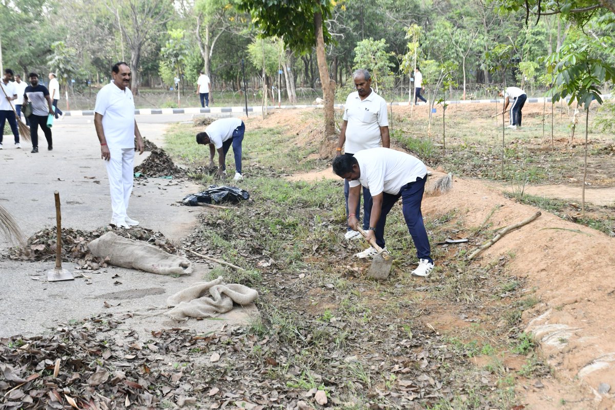247Bncrpf's tweet photo. Sharamdaan was conducted by 247 BN along with all offices located at GC Bangalore campus on 25/04/2025 in presence of all Officers,SOs and men of the unit.
@crpfindia
#gcnda
#vstcnda
#Rangenda
#kksector
@gpsinghips https://t.co/DA3YGcLRCO