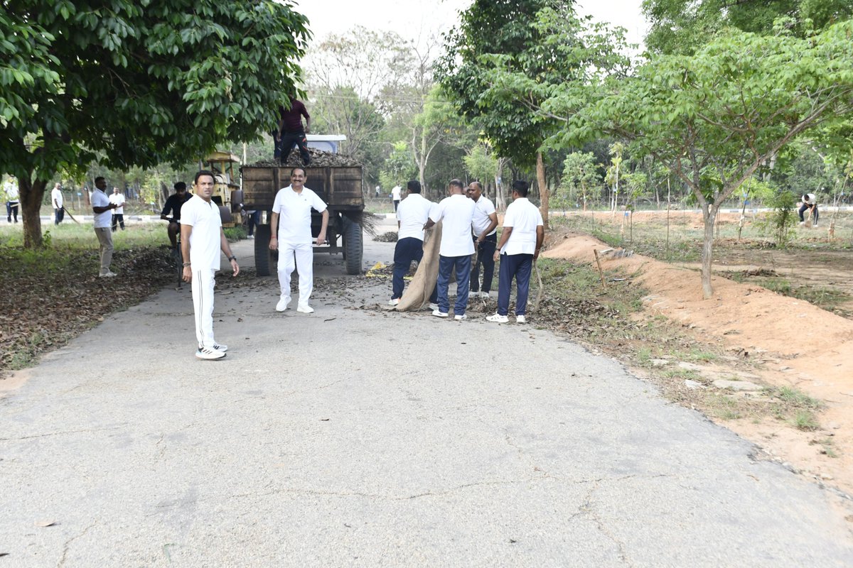 247Bncrpf's tweet photo. Sharamdaan was conducted by 247 BN along with all offices located at GC Bangalore campus on 25/04/2025 in presence of all Officers,SOs and men of the unit.
@crpfindia
#gcnda
#vstcnda
#Rangenda
#kksector
@gpsinghips https://t.co/DA3YGcLRCO