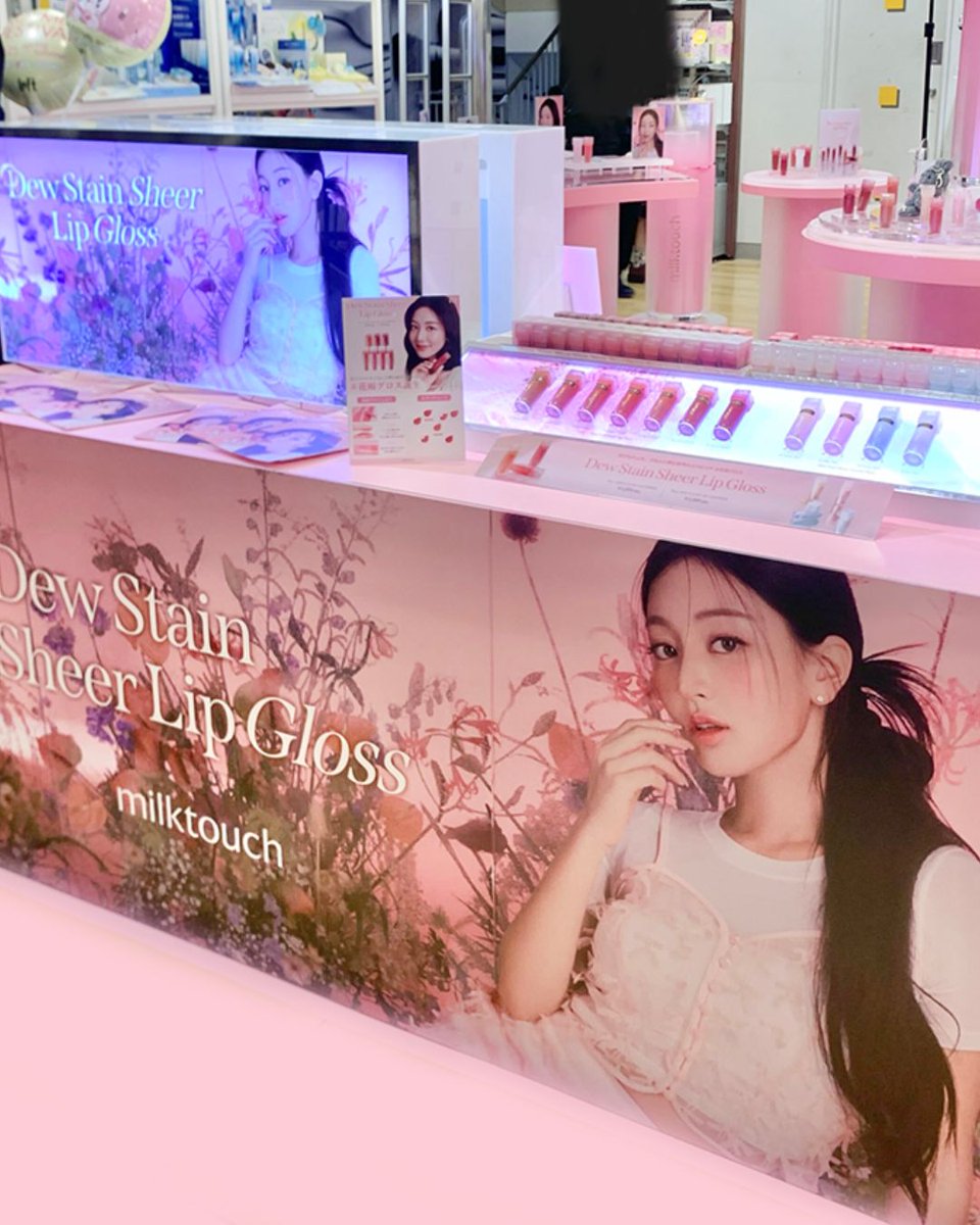 milktouch_jp's tweet photo. ＼˖ ❀ 𝑷𝑶𝑷𝑼𝑷 𝑺𝑻𝑶𝑹𝑬 開催 ݁˖ ❀ ／

本日から5月20日まで、
池袋ロフト10階にてPOPUP開催 .ᐟ 

池袋ロフト店でも新商品デューステインシアーグロスの世界観をお楽しみいただけます💐

また週末限定開催(金・土・日)のイベントまで🫢
GW期間も開催中なので、ぜひ近くにお越しの際はPOPUP会場にお立ち寄りください☺️

皆様のご来場スタッフ一同お待ちしております🐰

🗓 4月25日(金)〜5月20日(火)
📍池袋ロフト 10階 ポップアップスペース
東京都豊島区南池袋1-28-1 ヨドバシHD池袋ビル10階
🕐月〜土 10:00~21:00
      日・祝 10:00~20:00
※混雑緩和のため入場規制を行う場合がございます。ご了承ください。

#milktouch #ミルクタッチ #デュイステインシアーグロス #花雨グロス #ポップアップストア #池袋ロフト #TWICE #JIHYO #ジヒョ