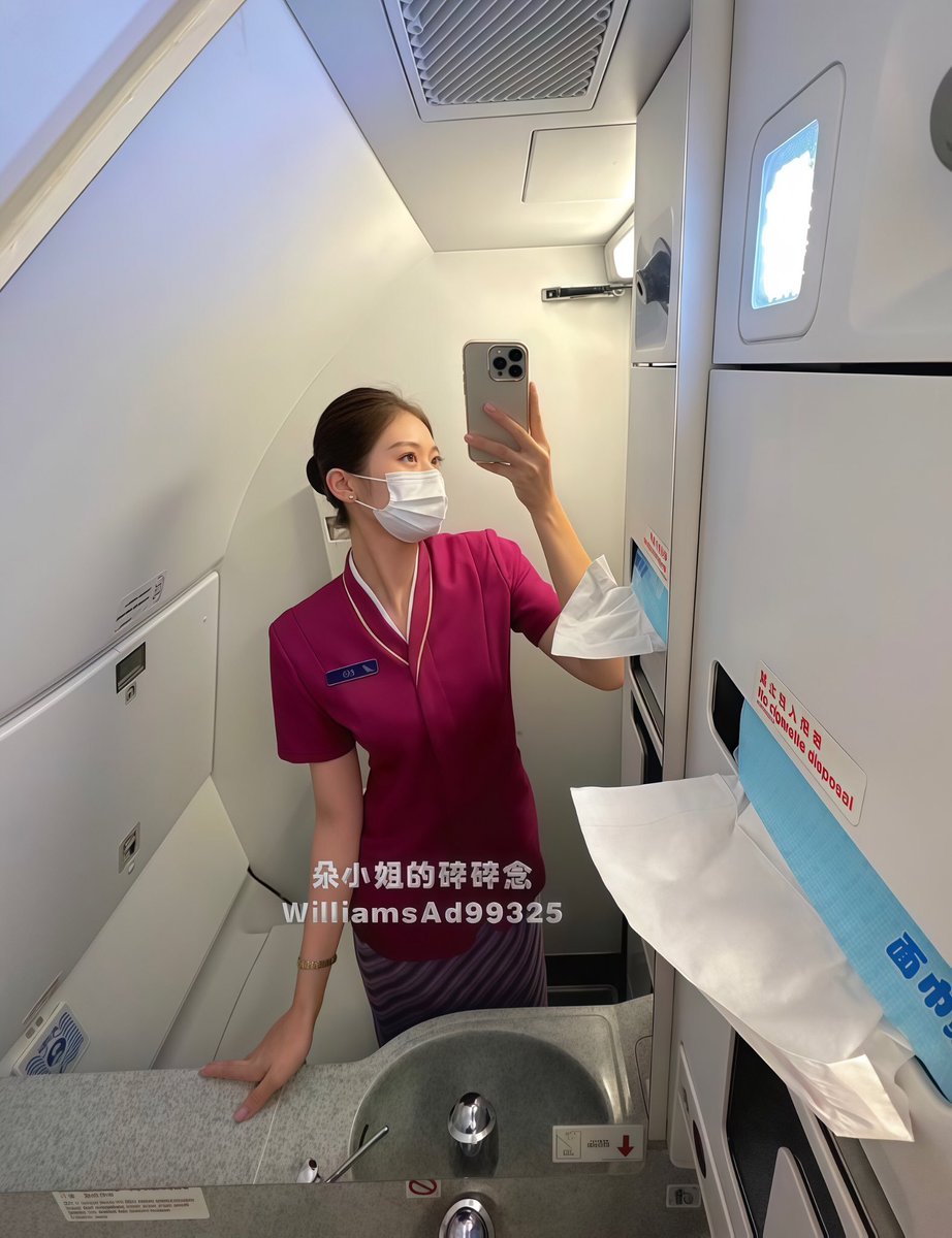 乘客们应该想不到，刚才给他们发晚饭的空姐，正在洗手间里脱了内裤拍照…

而且正在期待晚上发生点什么～ https://t.co/lsc5EYJJ5x