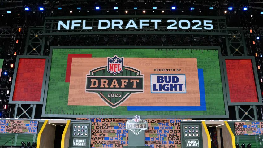 Azeem_USA's tweet image. NFL Draft 2025 First Round Picks: Complete Analysis of Top Prospects and Team Selections... azeem--usa.blogspot.com/2025/04/nfl-dr…

#NFLDraft2025 #NFLDraftPicks #CamWard #TravisHunter #AbdulCarter #NFLRookies #FootballDraft #DraftAnalysis #NFLProspects