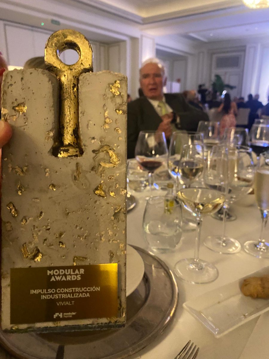 🏆 Ayer Modular Home, miembro de nuestra asociación, reconoció el trabajo que realizamos desde la creación de nuestra organización en 2020 con el galardón al impulso de la #construcción industrializada en la primera edición de sus premios 'Modular Awards'. ¡¡Muchas gracias!! 👏