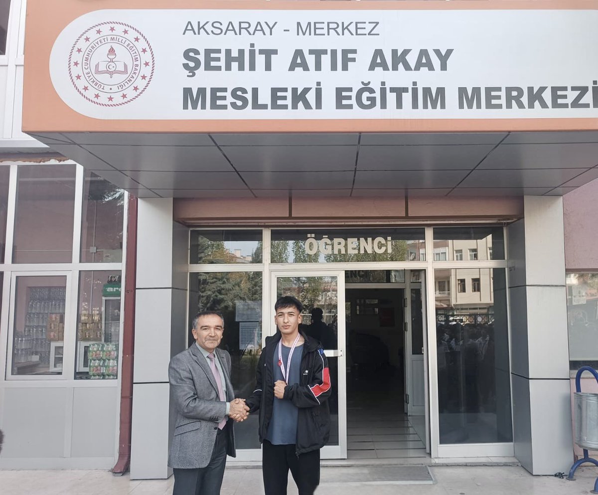 Aksaray_MEM's tweet photo. 🥇Şehit Atıf Akay Mesleki Eğitim Merkezi öğrencimiz Hamza Ali Ok’u, Bilek Güreşi Gençler B Kategorisi’nde elde ettiği Türkiye birinciliğinden dolayı tebrik ediyor, Avrupa Şampiyonası’nda kendisine başarılar diliyoruz. 💪 https://t.co/40GBOh572m