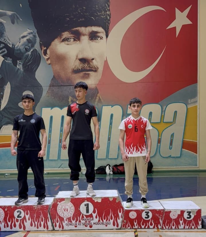 Aksaray_MEM's tweet photo. 🥇Şehit Atıf Akay Mesleki Eğitim Merkezi öğrencimiz Hamza Ali Ok’u, Bilek Güreşi Gençler B Kategorisi’nde elde ettiği Türkiye birinciliğinden dolayı tebrik ediyor, Avrupa Şampiyonası’nda kendisine başarılar diliyoruz. 💪 https://t.co/40GBOh572m