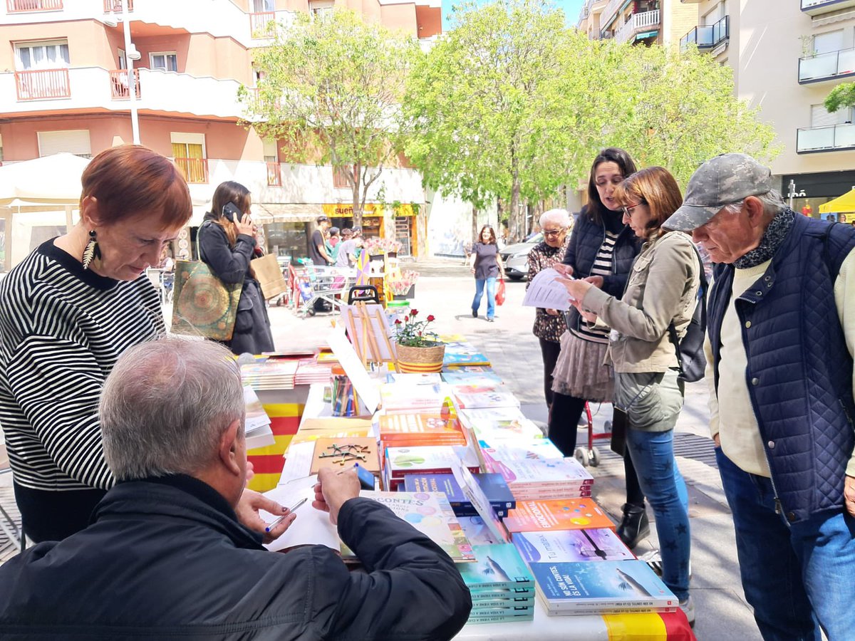 🌹📚😊 Gràcies a totes i tots per passar per la parada de Sant Jordi de la Fundació Ecologia Emocional!

Hem viscut un dia ple d’emocions, roses i converses. I a tu, quin llibre t’han regalat aquest Sant Jordi? Explica’ns-ho!

#FundacióEcologiaEmocional