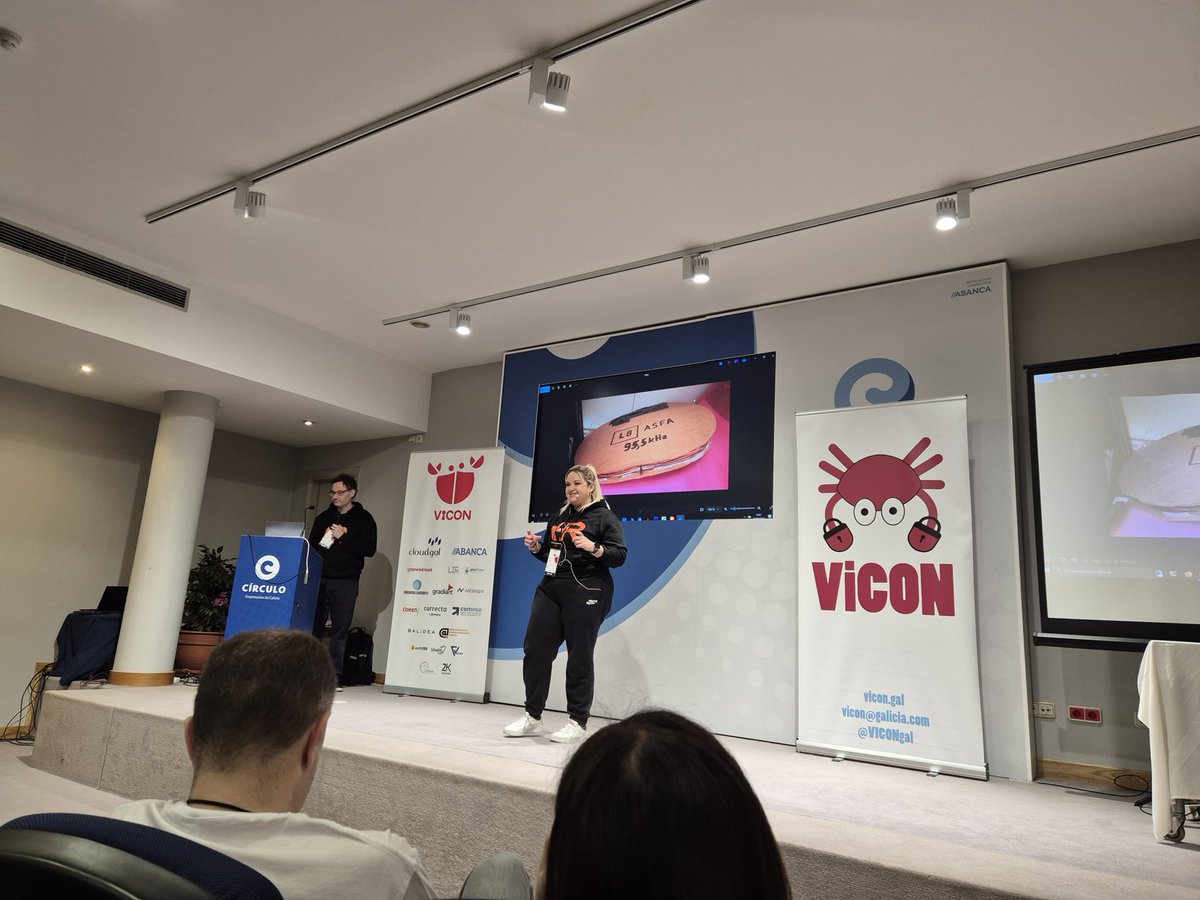 Viendo a <a href="/TaiksonTexas/">David Meléndez</a> y <a href="/constrainterror/">Gabs</a>  hablar sobre trenes, ASFA y hacking en <a href="/ViCONgal/">viCON</a>