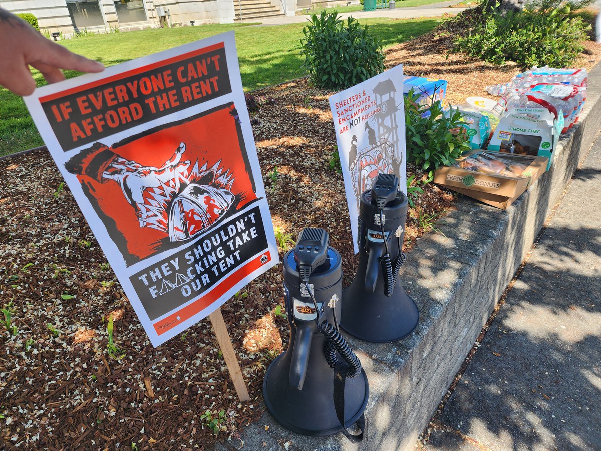 HelenCruz36606's tweet photo. Grants Pass Rally https://t.co/jU6aOrWdY3
