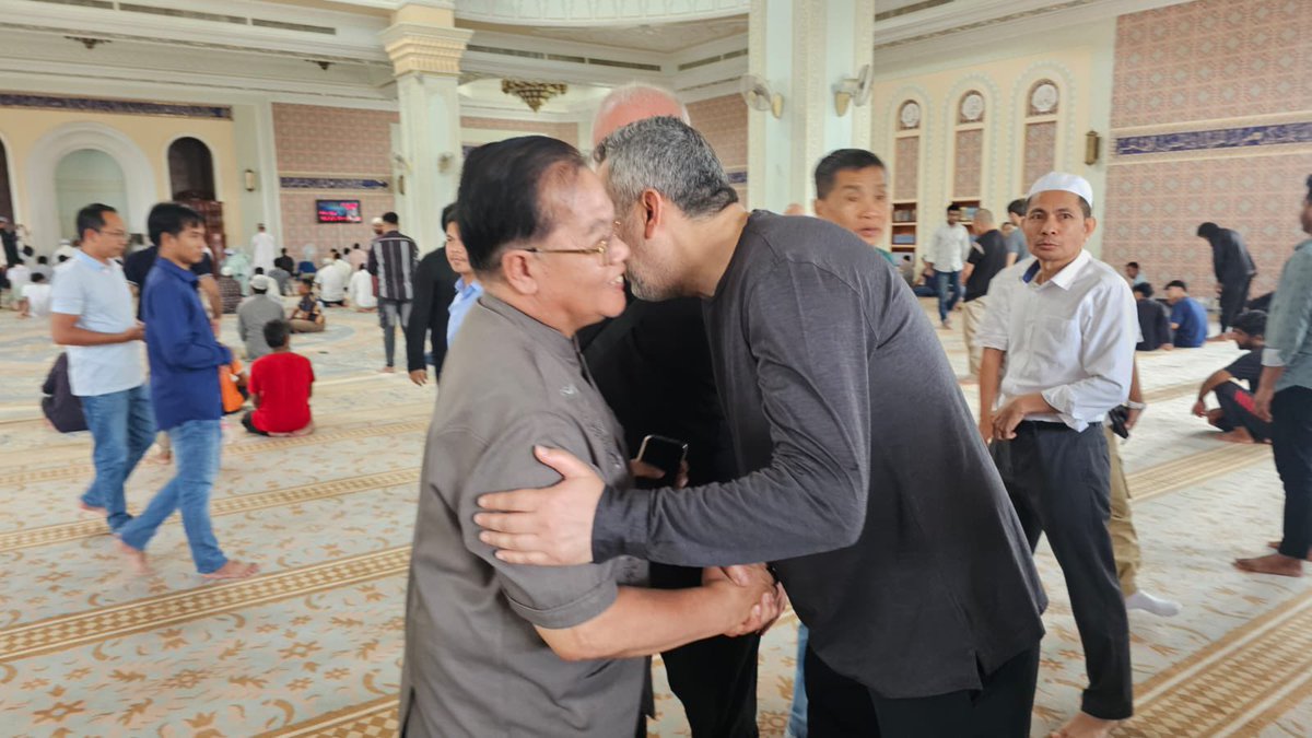 Ülke nüfusunun yüzde 5’ini oluşturan müslüman toplumun devlet yönetimine başarılı entegrasyonu ile #Kamboçya’da örnek bir toplumsal mutabakat oluşturulmuş.

Sayın Bakan Dr. Othsman Hassan’a nazik kabulleri için çok teşekkür ederiz.

📍Phnom Penh, Kamboçya