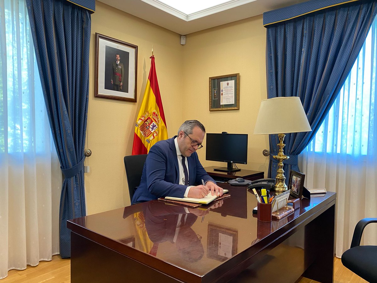 El director de Walqa, iza la bandera nacional en la Subdelegación de Defensa.

Un honor para el Parque que su director pueda poner en valor, de esta forma tan simbólica, el trabajo de Walqa y las empresas que forman parte del parque para Huesca y su entorno.