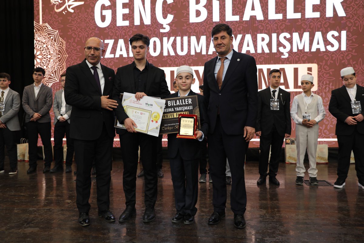 meb_dinogretimi's tweet photo. 📌 Genel Müdürlüğümüzce tertiplenen "Genç Bilaller Ezan Okuma Yarışması Türkiye Finali" Mardin'de gerçekleştirildi. 81 ilden seçilen 8 imam hatip ortaokulu ve 8 AİHL öğrencisi, ezanı en güzel şekilde okumak için jüri karşısına çıktı.

👉 https://t.co/pxVc82YUZM https://t.co/f0RIY6Ue1g