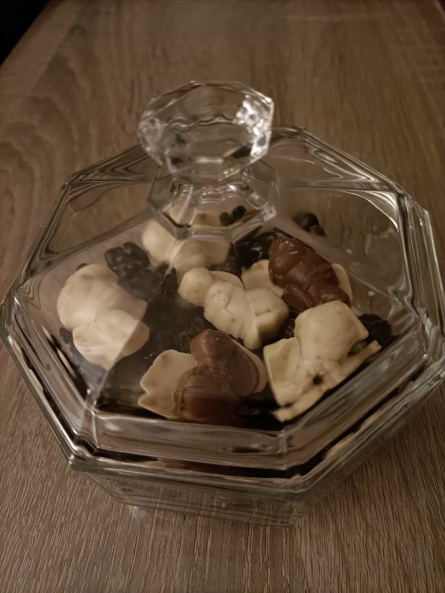chrisbel39's tweet photo. @DailyPicTheme2 Today's theme is #octogonal and with chocolates 🤎 https://t.co/gJQUWDAMnx