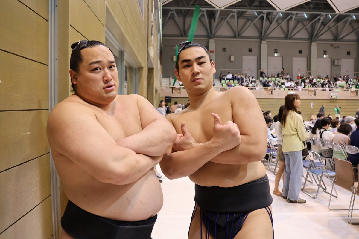 q_q20pp's tweet photo. 秦野場所
鳴戸部屋 川村さん
阿武松部屋 隆志さん 
#sumo #巡業 https://t.co/CcHD5414oD