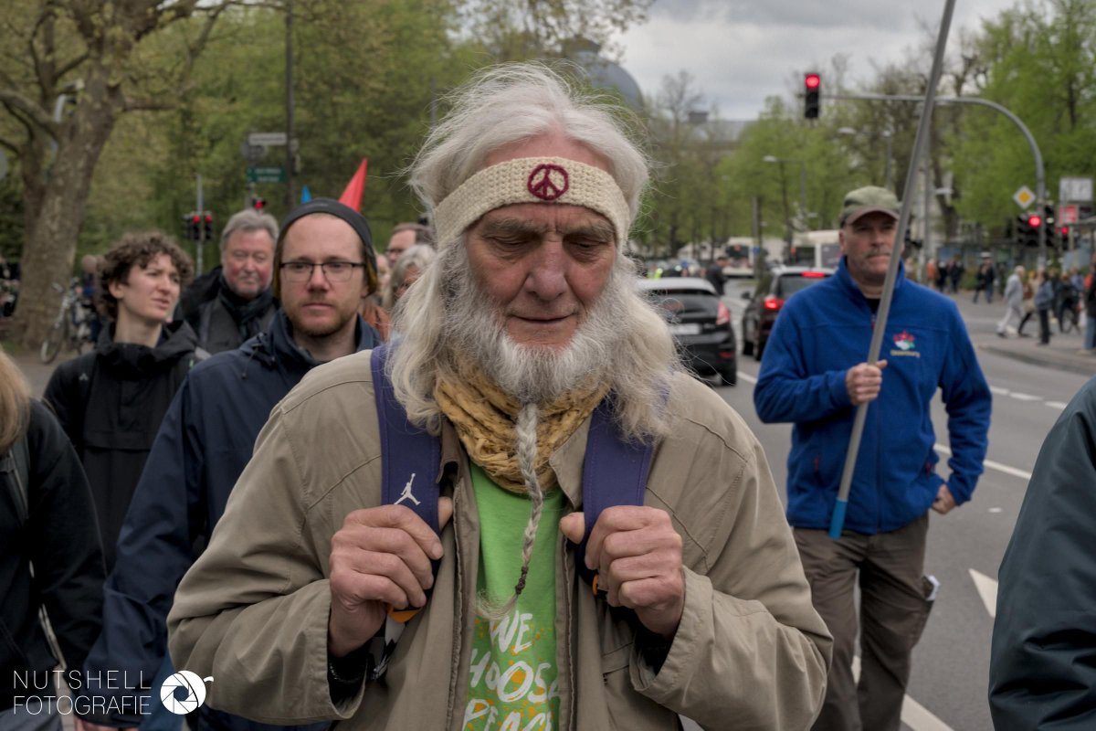 nutshellfotos's tweet photo. Am vergangenen Ostersamstag fand in #Oldenburg erneut der #Ostermarsch statt. Wieder unter großer Beteiligung bekannter Antizionisten und Unterstützer:innen Russlands.

Alle Bilder: https://t.co/CScsei5jou https://t.co/NhwEfyH9bs