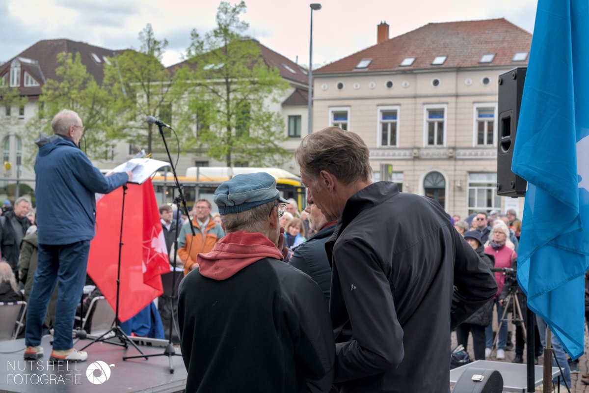 nutshellfotos's tweet photo. Am vergangenen Ostersamstag fand in #Oldenburg erneut der #Ostermarsch statt. Wieder unter großer Beteiligung bekannter Antizionisten und Unterstützer:innen Russlands.

Alle Bilder: https://t.co/CScsei5jou https://t.co/NhwEfyH9bs