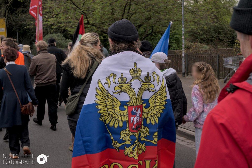 nutshellfotos's tweet photo. Am vergangenen Ostersamstag fand in #Oldenburg erneut der #Ostermarsch statt. Wieder unter großer Beteiligung bekannter Antizionisten und Unterstützer:innen Russlands.

Alle Bilder: https://t.co/CScsei5jou https://t.co/NhwEfyH9bs