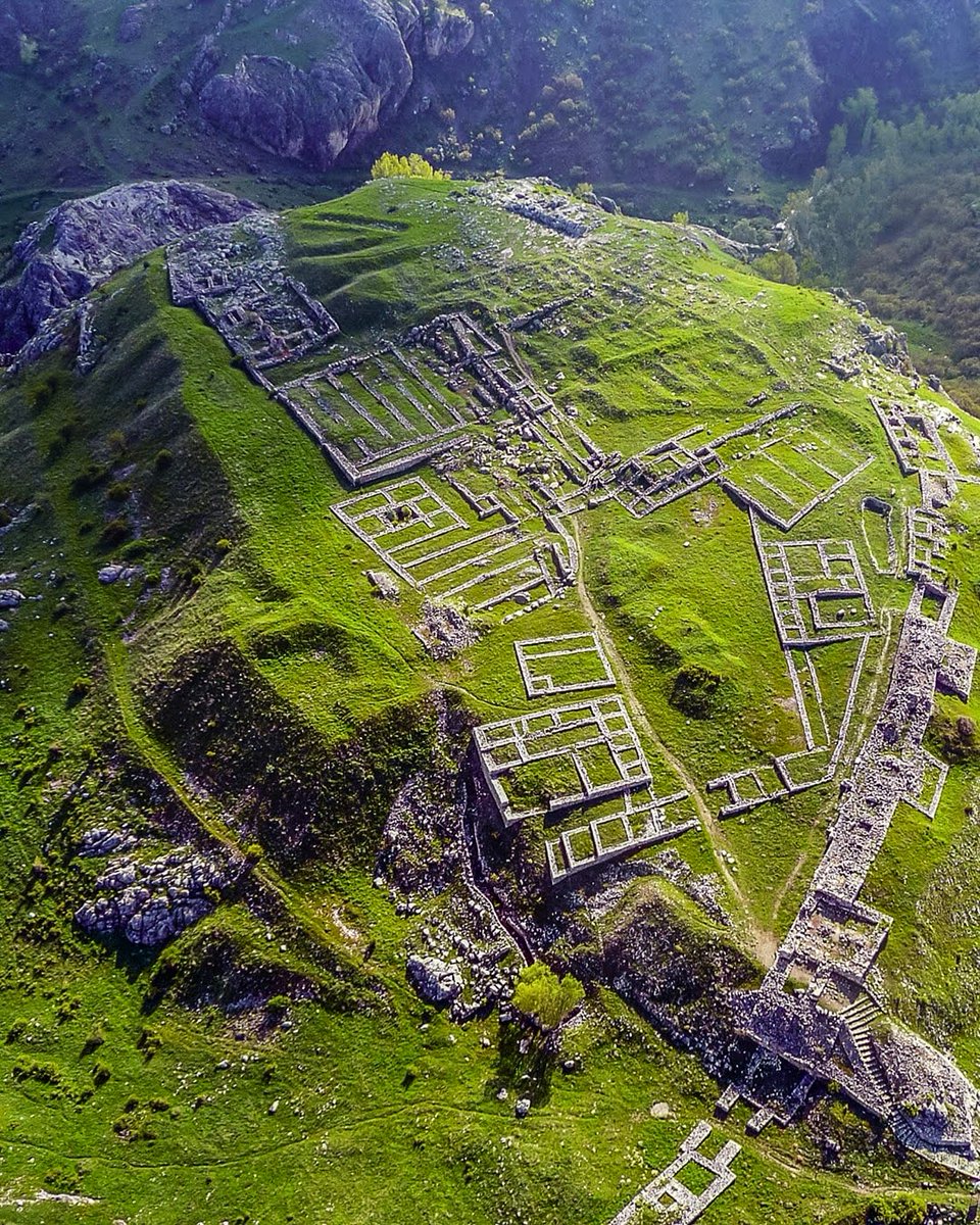 GoTurkiye's tweet photo. Stepping into Hattusha feels like walking through the pages of an ancient epic. It's a place that makes you slow down, breathe deeper, and reflect on how small we are in the vastness of time. Explore the heart of the Hittite Empire in Çorum's timeless landscape. #Çorum https://t.co/oVA3fBIO4I