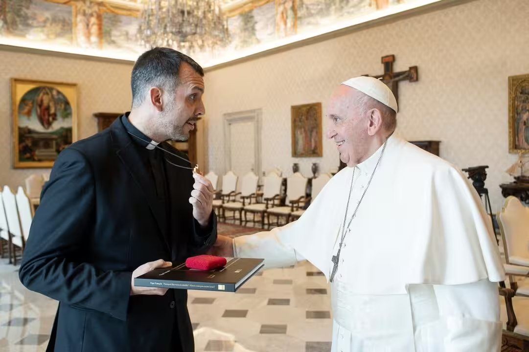 ecd_'s tweet photo. 🔴El equipo de comunicación del Papa Francisco: “no le gustaba que le dijeran lo que tenía que decir”
https://t.co/xhKFoqEO3o https://t.co/2MP8GRZ6Mi