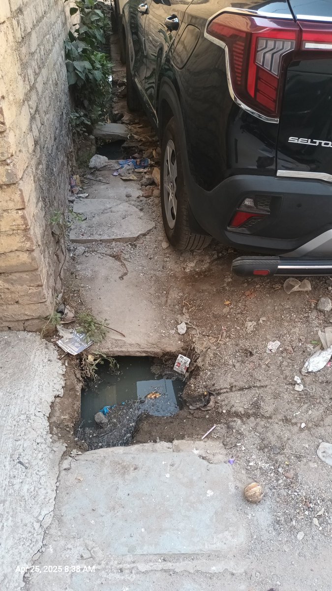 ajaykrtomar's tweet photo. Dear All, please look into this and push the responsible team to clean all this.  Sewer is full and sewerage is mixing with the drinking water.  Location is Bihari Park, deoli khanpur road, ND 62 https://t.co/3qlCeBXrqZ