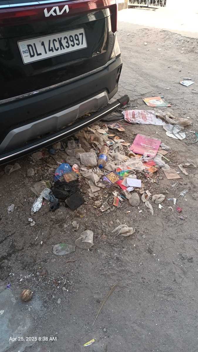 ajaykrtomar's tweet photo. Dear All, please look into this and push the responsible team to clean all this.  Sewer is full and sewerage is mixing with the drinking water.  Location is Bihari Park, deoli khanpur road, ND 62 https://t.co/3qlCeBXrqZ