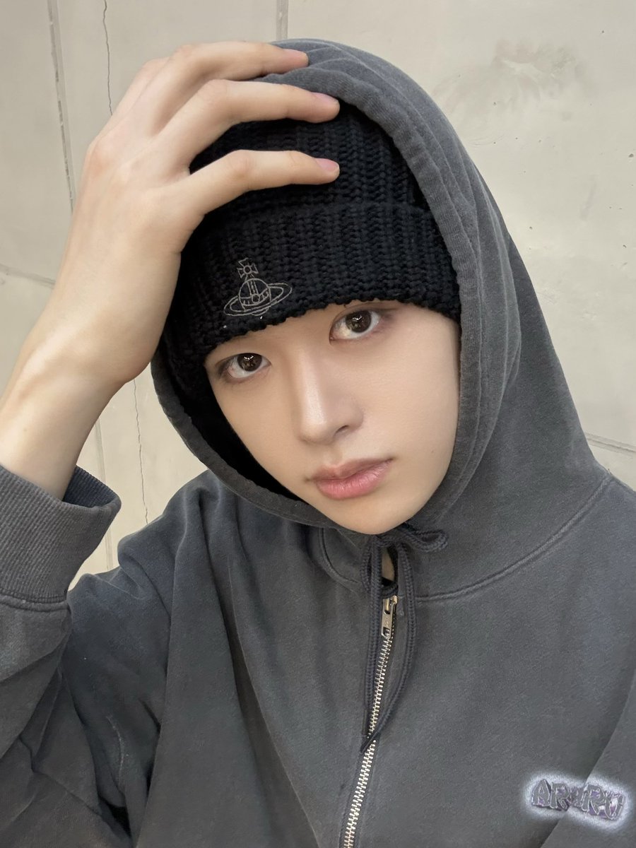 jwingxiang's tweet photo. Had an amazing first day meeting everyone! Can't wait for more moments together. Just a little advice, make sure to dress warmly when heading outside! https://t.co/TFVdPq5RWK