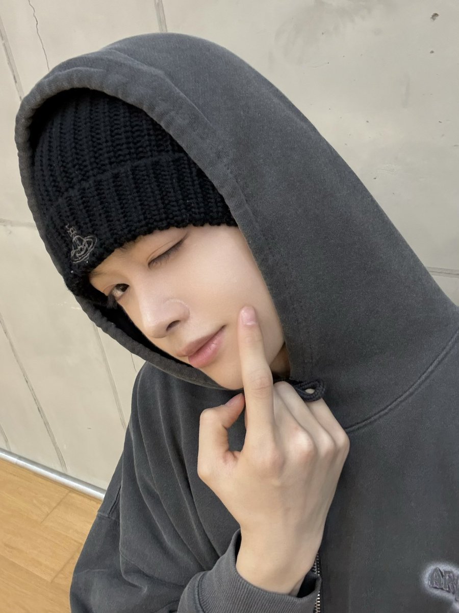 jwingxiang's tweet photo. Had an amazing first day meeting everyone! Can't wait for more moments together. Just a little advice, make sure to dress warmly when heading outside! https://t.co/TFVdPq5RWK