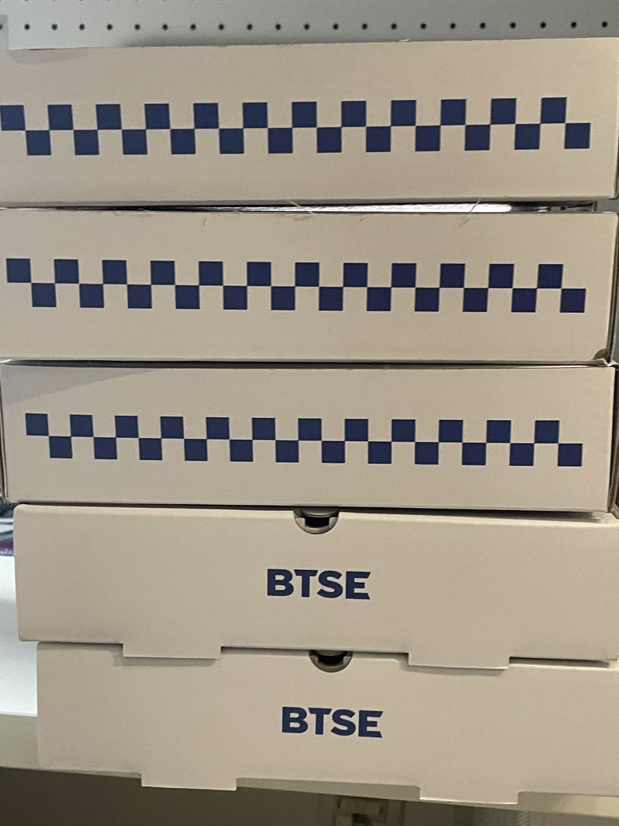 LiFeng61532's tweet photo. oioi周五就该吃披萨 之前从@BTSEChinese 那舔了周边过来
有一次性胶卷机 披萨挂件等等
抽奖发出去🎁送给我五位兄弟
参与条件
1.关注@LiFeng61532 和 @BTSEChinese
2.点赞 +转发+评论区留言

我会筛选真实条件的兄弟 杜绝掉开多号和机器人的 最终筛选完以后 抽奖采用脚本抽奖 
#BTSEPizzaDay  #BTSE https://t.co/LrUiYMqkgU