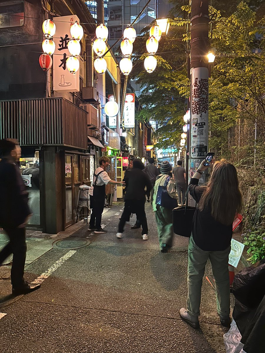 HanaokaYukiyo's tweet photo. 渋谷出没。
懐かしや!30数万年前にライブやった渋谷ジャンジャン前でパチリ📷
すでにジャンジャン無かった😭
恋文横丁探索して軽く一杯🍺
今回の渋谷出没の1番の目的さFLOOK来日公演聴きに来る事♫
続く。
#花岡幸代 #アコギ弾き語り #渋谷ジャンジャン #恋文横丁 #FLOOK https://t.co/ZXGFCAIhjF