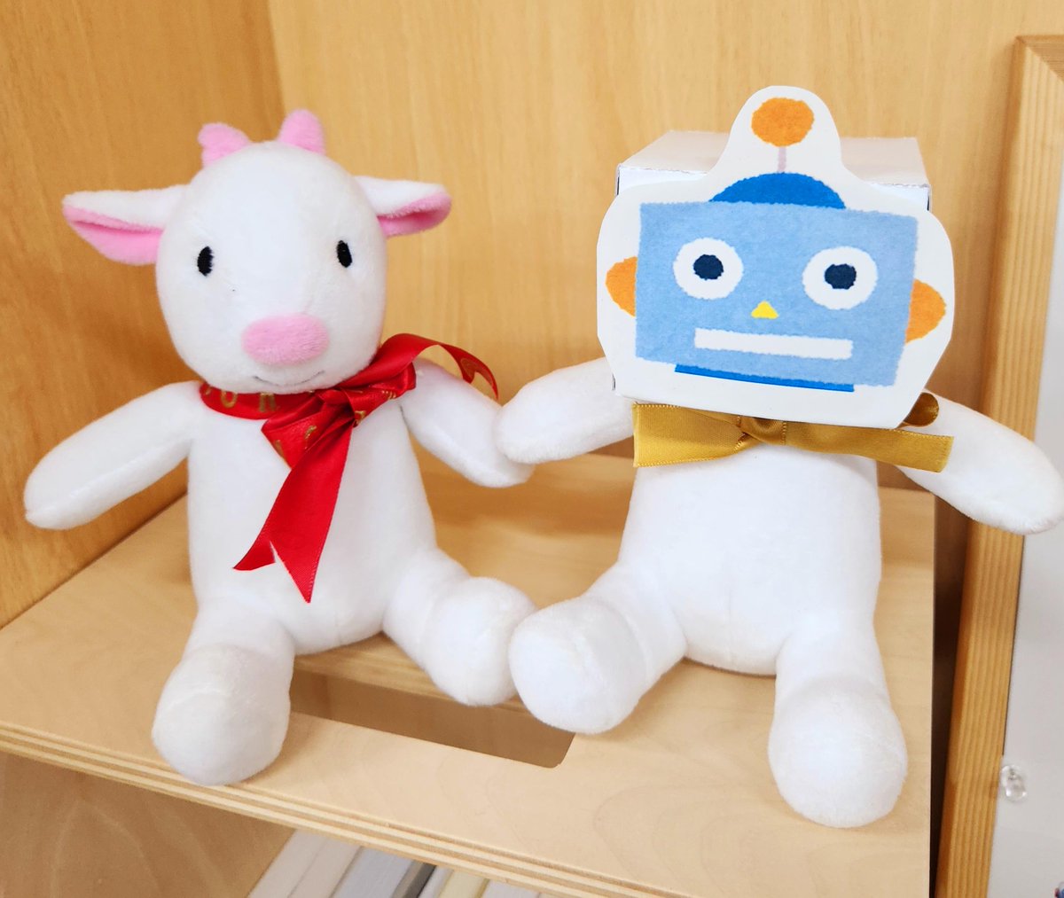 NagoyaUnivLib's tweet photo. #メェだい だよ！東中先生の研究グループがJ-MoshiというAIを開発した、っていう新聞記事を読んだから、コーナーを作ったよ！いつかメェだい型ロボが図書館にずらりと準備されて、皆のお手伝いをする日もくるのかな？ 
#名古屋大学 #名大図書館 #工学図書室 #人工知能 #AI #JMoshi https://t.co/P3znGLL7n6