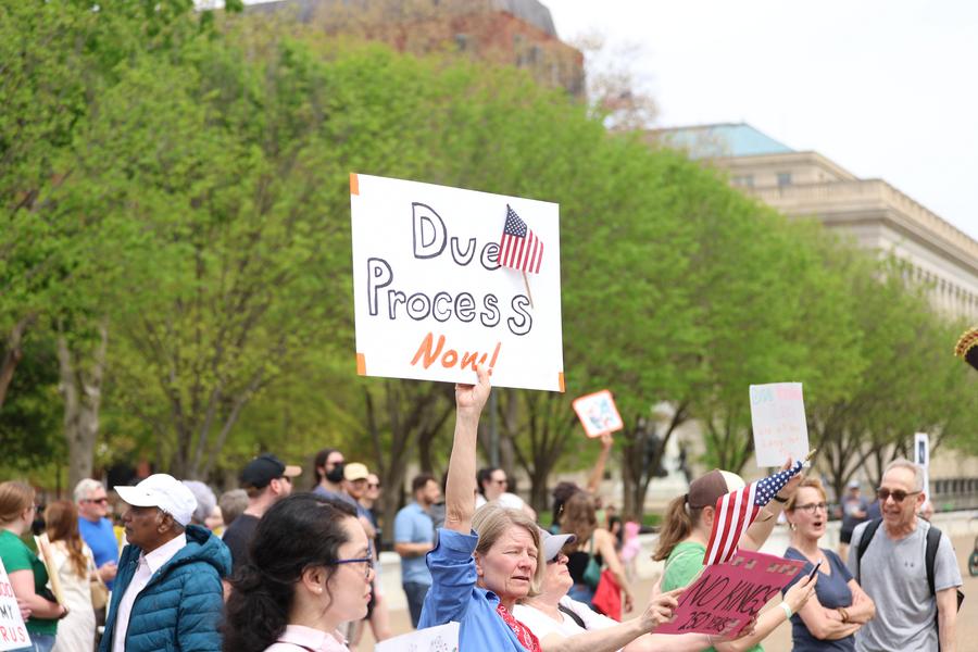 Wave of protests against Trump administration swept once again across the U.S. over the weekend. "People in office right now care more about the 1 percent, just extremely rich people and not really the rest of this country," a protester told Xinhua xhtxs.cn/2ZB