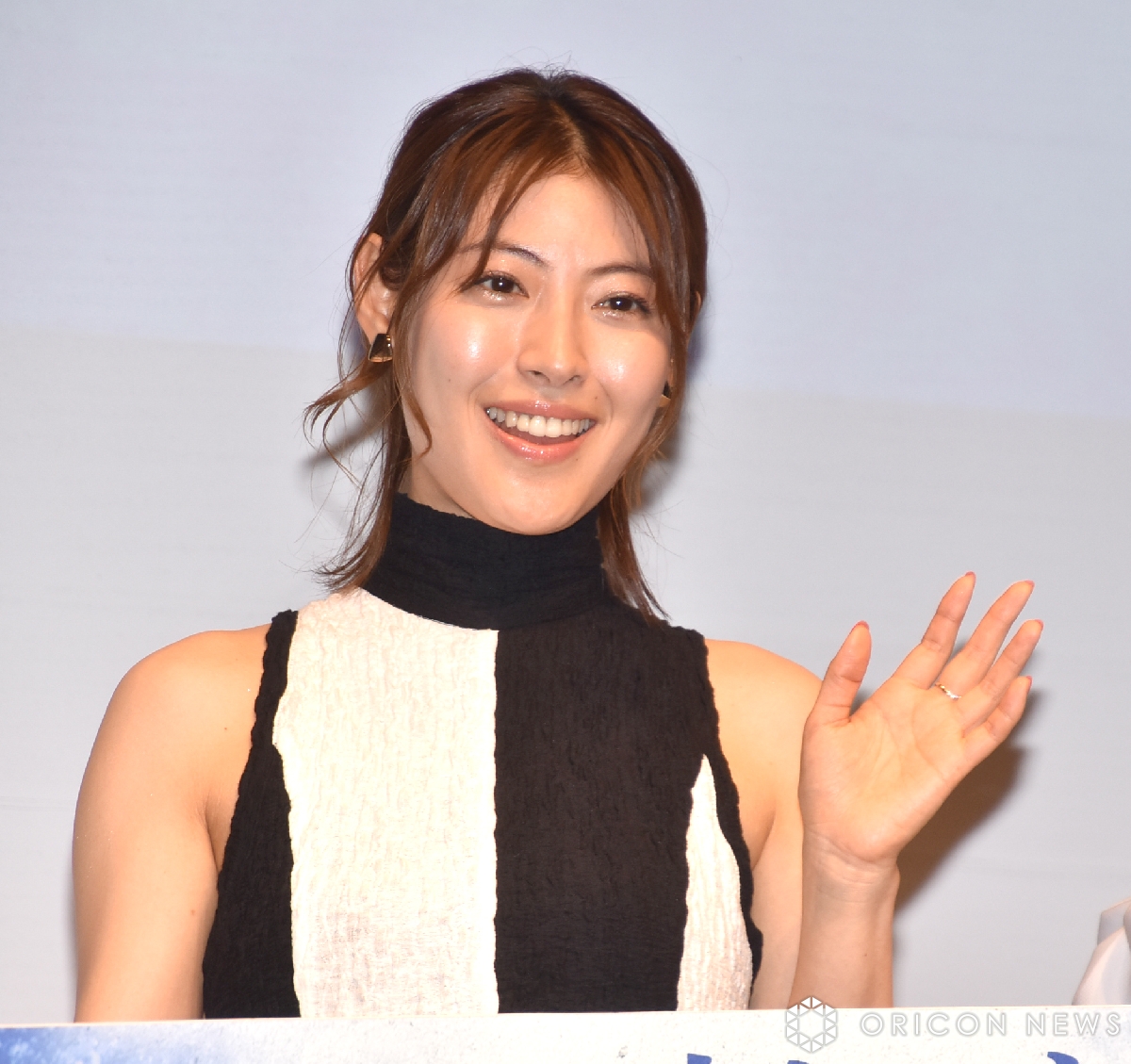 oricon's tweet photo. 成宮寛貴、8年ぶり俳優復帰
10年ぶりの舞台あいさつにファン歓声👏

復帰作へ万感の思い…
「いろんな人のご縁があった」
https://t.co/eCyD4TRg72

瀧本美織、撮影中は多忙で遠い目…
「今を生きろ❗️」成宮の激励で奮起
https://t.co/4H5mC4j9Kr

ドラマ『死ぬほど愛して』イベント https://t.co/nnzsL0yT2P