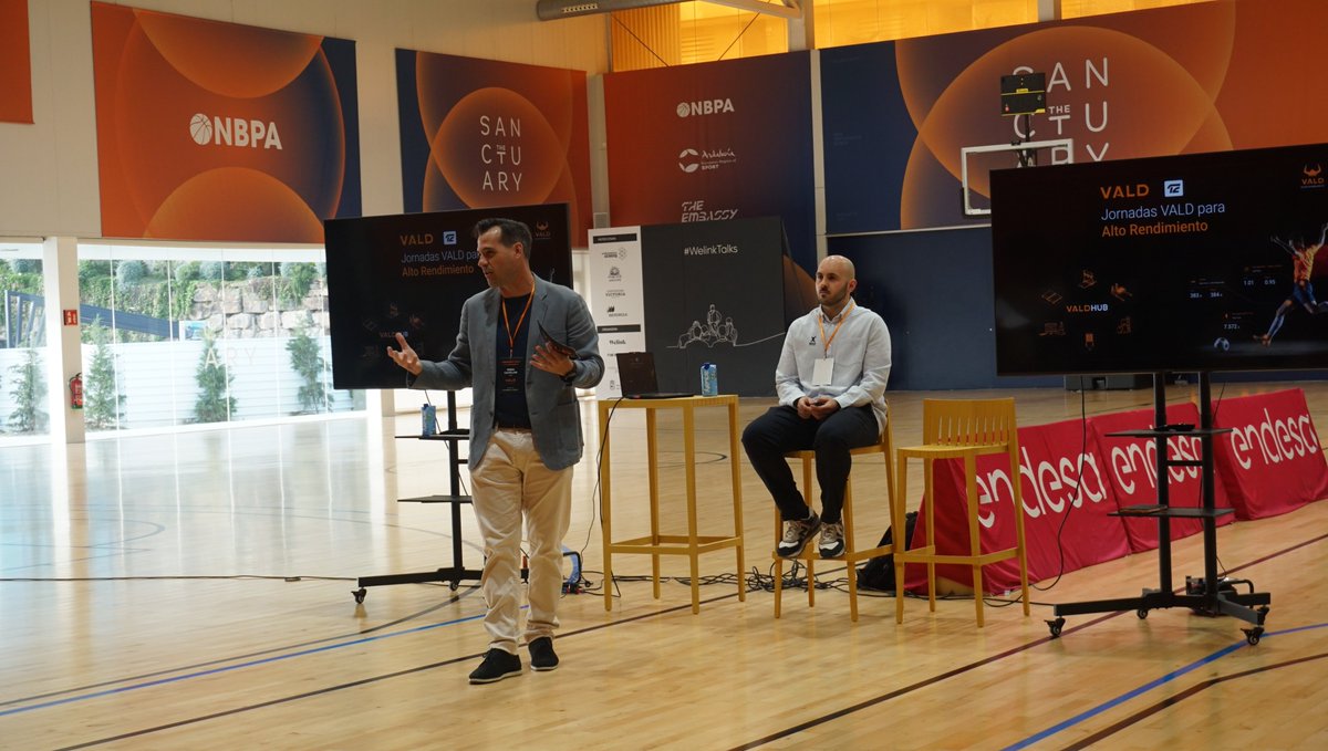 ¡Nuestro Sport Science Juanlu Nuñez ha presentado el primer taller del día sobre "Prescripción del entrenamiento basado en el análisis biomecánico"!📊💪