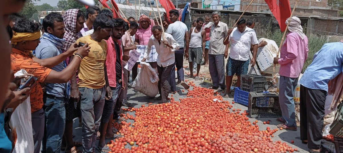 pm–cm की सभा पुराने दरभंगा जिला के बिदेसर स्थान में थी।उस इलाके के ही ताजपुर में किसानों ने  टमाटर रोड पर फेंकने का कार्यक्रम लिया था।किसानों को लगात मूल्य भी नहीं मिल रहा,₹1 में 2kg बेचना पड़ रहा है।बड़ी बातों में ये सवाल ओझल थे।बिहार के किसान –मजदूर की बदहाली?
<a href="/PMOIndia/">PMO India</a>
