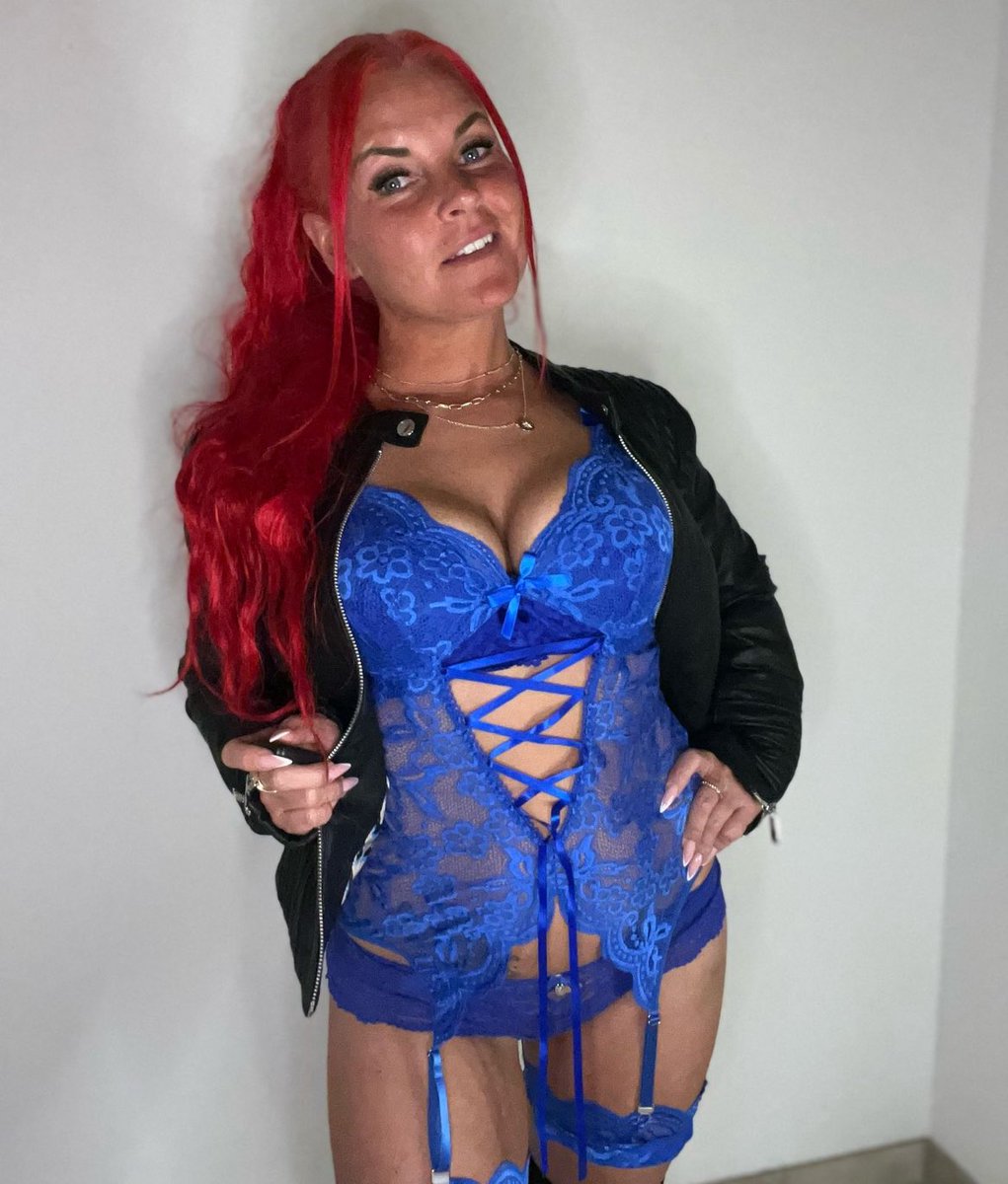 onlyredsteffi's tweet image. 🔹 Blau steht für Ruhe… aber ich? Ich bring lieber Herzklopfen ins Spiel!💥😇  
Sag ehrlich – würdest du bei dem Blick noch weggucken? 😏  
#BoldAndBlue #RedHairDontCare #FreakyVibes #FeelingMyself #LinkInBio
