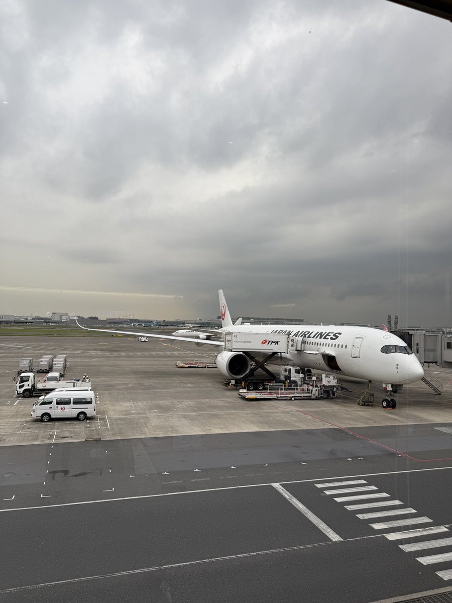 stealth246's tweet photo. やっぱりJALは最高🇯🇵
ANAで預けた新品リモワがキズまみれになった話をJALにしたら「ケースに入れて運びますねって！」対応してくれた😍さすが鶴丸👍理念、ビジョンが素晴らしい！これからはJAL✈️
#JAL #ANA #日本航空 #全日空 #手荷物 #預け #羽田空港 #リモワ #RIMOWA
https://t.co/KTVDOeX5kB https://t.co/5EYLaEMfia