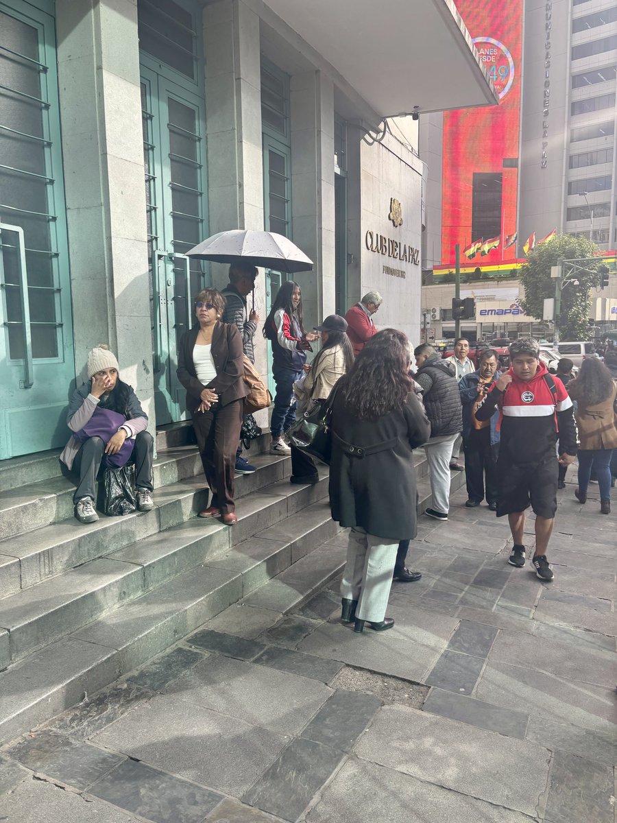 海外旅行行く方！空港ではできるだけ両替しないで！

空港は必ずと言っていいほどレートが悪い。
しかもかなり！

ウユニ塩湖で有名なボリビア🇧🇴では
2倍近い差が😳

空港　1$ = 6.96BOB (155円)
市内　1$ = 11.30BOB (252円)
※2025年1月

100ドル札を換金すると、9700円も損！ダメ、絶対！😵