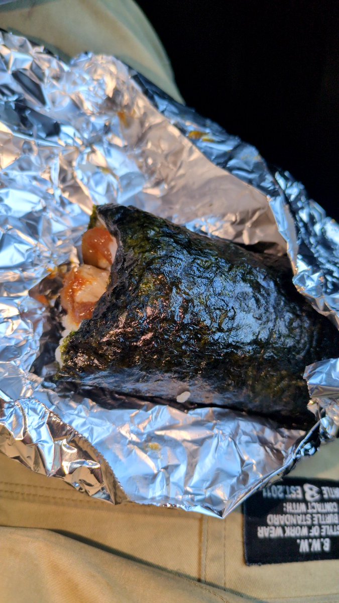 twww114's tweet image. ここの、おむすび？
180円から200円ちょいで
コンビニより大きく種類もいっぱいあって美味いのです！

旗が上がってると在庫あり営業してます

ただ、戸がくっそ重くて鍵掛かってるのかと思うのでご注意を