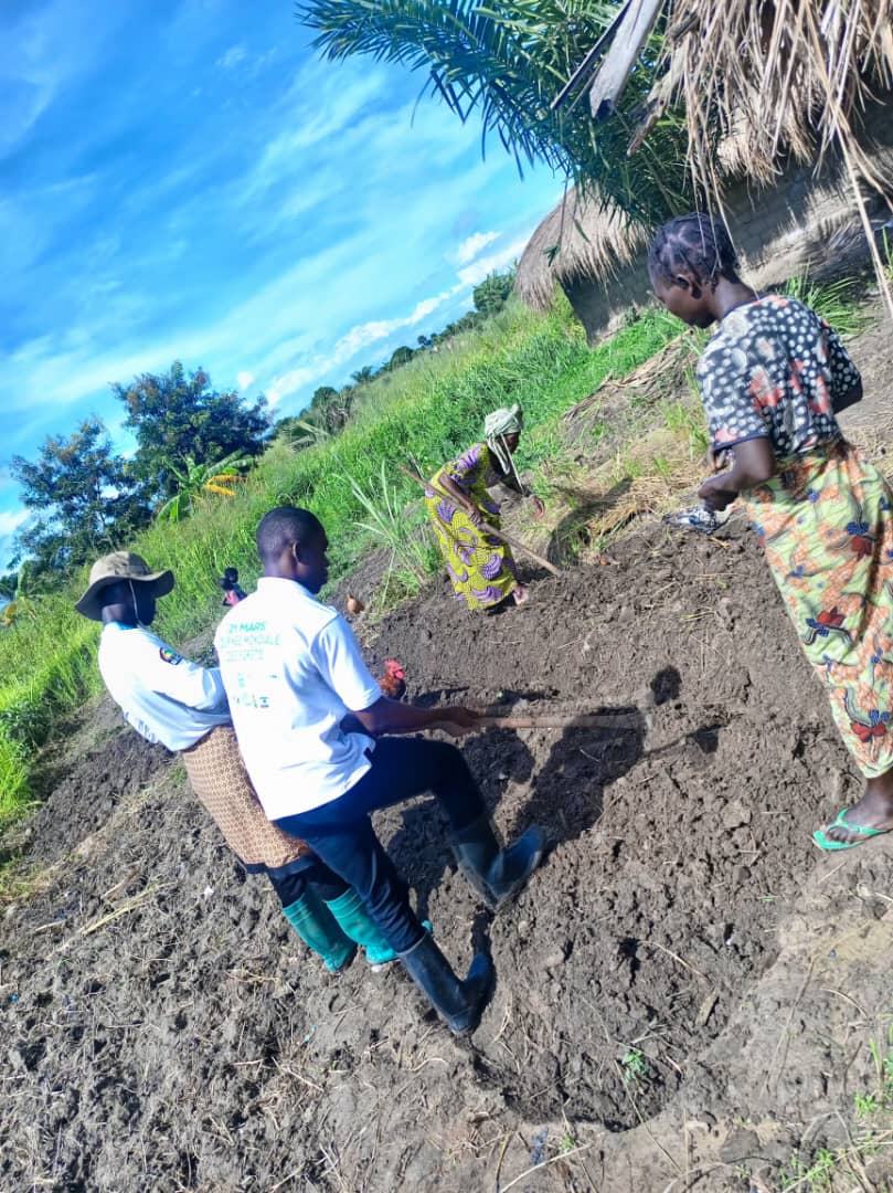 CENEAS_RDC's tweet photo. Province de #Tanganyika
Dans le cadre de la promotion du NEXUS, CENEAS par son fonds propre s'aligne dans la Formation des clubs Oasis champion pour l'installation de dix jardins pilotes potagers dans les villages de retour dont Muzaniwa, Lukwangulo et Rugumba. https://t.co/KIt5cOjgGO