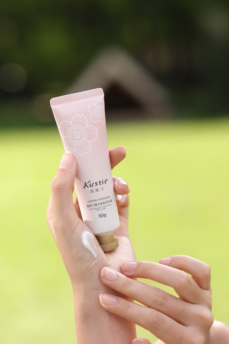 Kustiebodycare's tweet photo. Indulge in the delicate beauty of spring with our Kustie Petal Hand Cream – infused with real flower extracts to pamper your hands with nature’s floral embrace.🌸🌸🌸
#kustiebrand #handcream #skincare #CherryBlossom #romanticcolor #flowerextracts #enjoythelife https://t.co/yWQMDqih4z