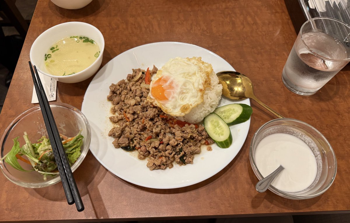 konmpv's tweet photo. 今日のお昼は海外気分
Yim Siamでタイ料理
ガパオライスのランチ990円
アローイอร่อย
#YimSiam https://t.co/ky97RUsKjy