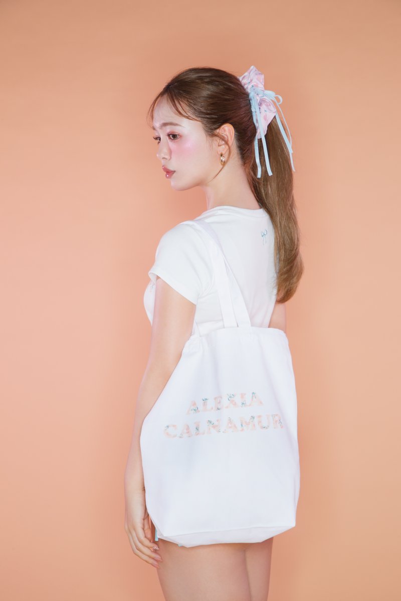 RUNWAY_channel's tweet photo. ALEXIA STAM × CALNAMURコラボ♡
トートバッグとシュシュのセットアイテム✨
普段使いにも、夏のお出かけのお供にも🍉
5/1(木)12:00~予約スタート💨
#藤田ニコル #ALEXIASTAM https://t.co/NtCRSMqhFy
