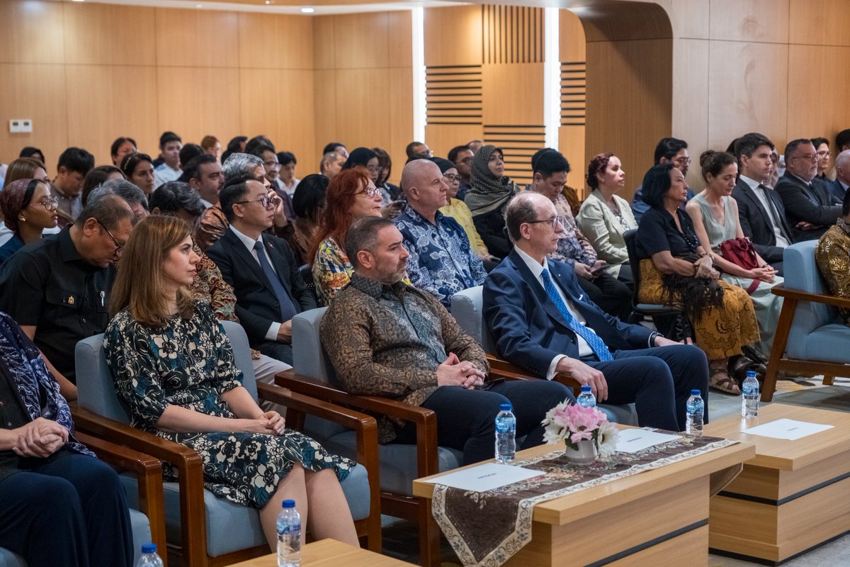 El pasado 23 de abril tuvo lugar la celebración del Día del Idioma Español junto a otras Embajadas latinoamericanas.
Este evento sirvió para resaltar la diversidad cultural de los países hispanohablantes subrayando el valor del español como puente de comunicación y entendimiento.
